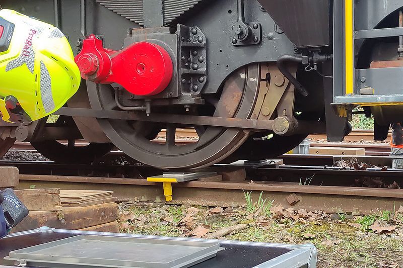 Museumlocomotief 605 van het Spoorwegmuseum herspoord door Incidentenbestrijders van ProRail